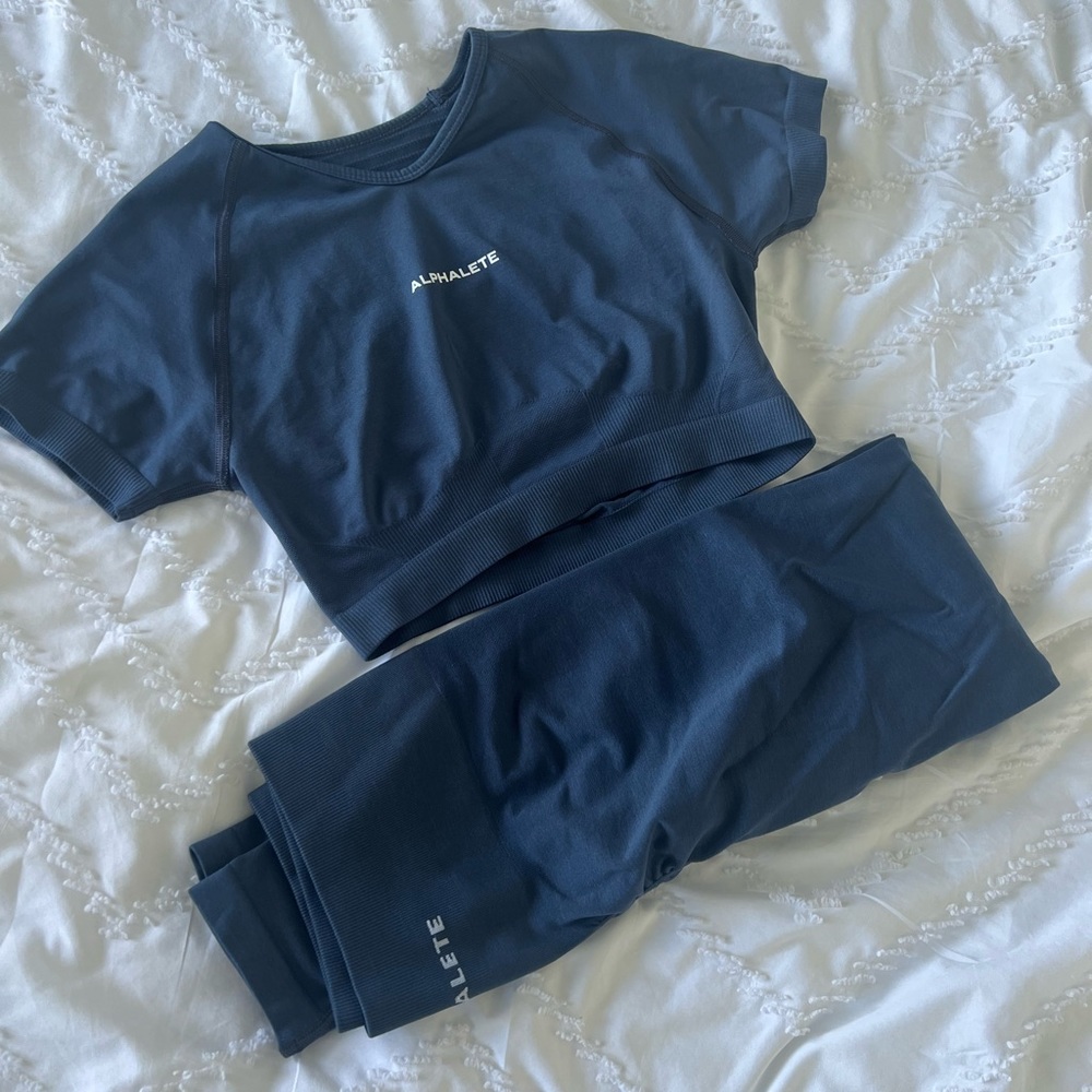 Alphalete seamless set, leggings and crop top.
